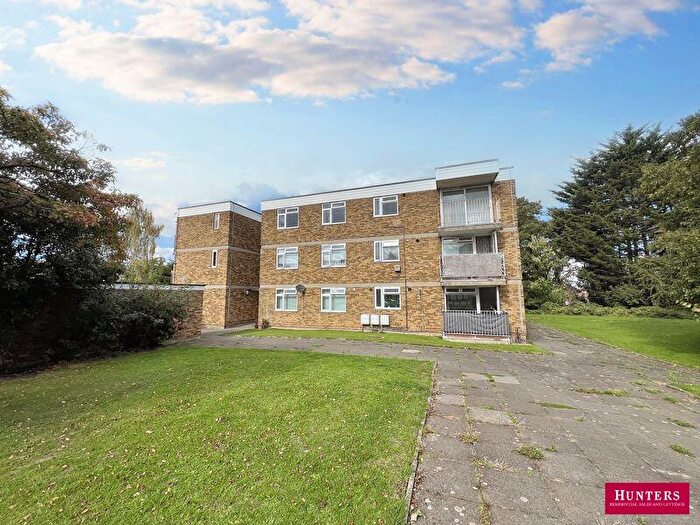 2 Bedroom Flat For Sale In Simmons Close, London, N20