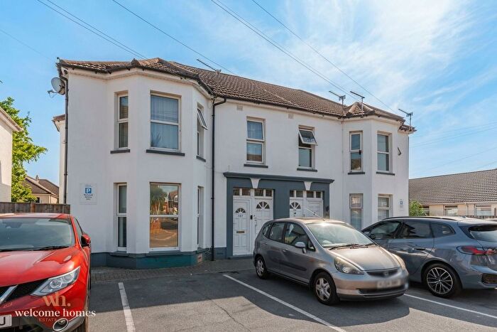 2 Bedroom Flat For Sale In Malmesbury Park Road, Bournemouth, BH8
