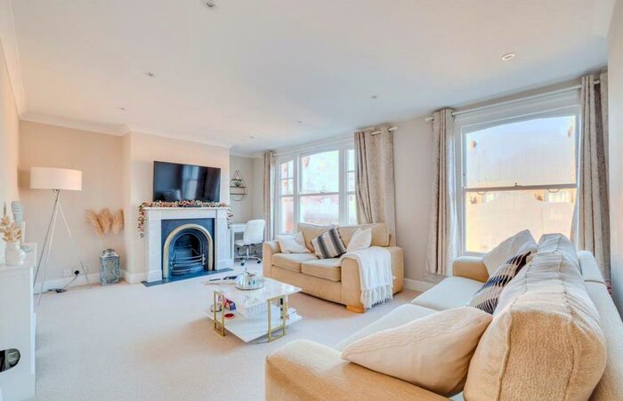 3 Bedroom Apartment To Rent In Hamilton Terrace, St John's Wood, London, NW8