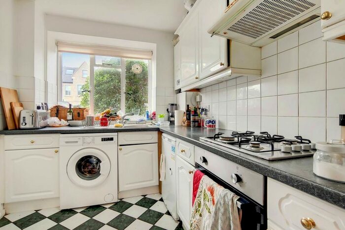 2 Bedroom Flat To Rent In Sudbrooke Road, Between The Commons, London, SW12