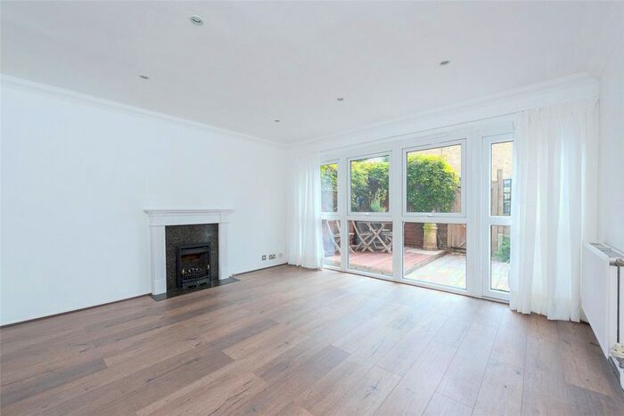 3 Bedroom Flat To Rent In Wandsworth Common West Side, London, SW18