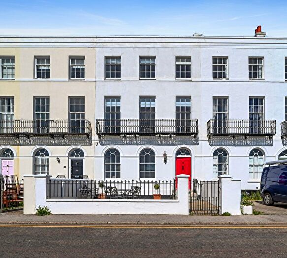 6 Bedroom Town House For Sale In East Terrace, Walton On The Naze, CO14