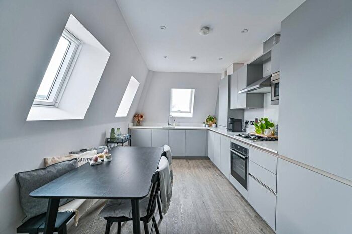 1 Bedroom Flat For Sale In Ravenscar Road, Surbiton, Surbiton, KT6