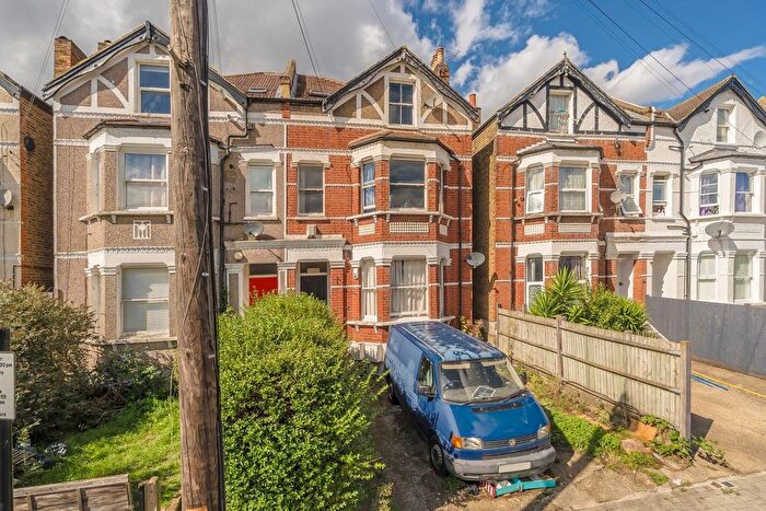 3 Bedroom Flat To Rent In Gleneagle Road, Streatham, SW16