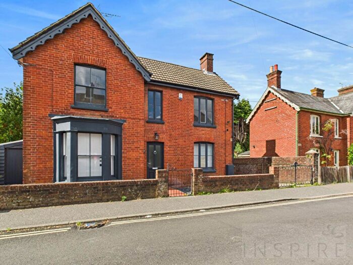 4 Bedroom Detached House For Sale In Malthouse Road, Crawley, RH10