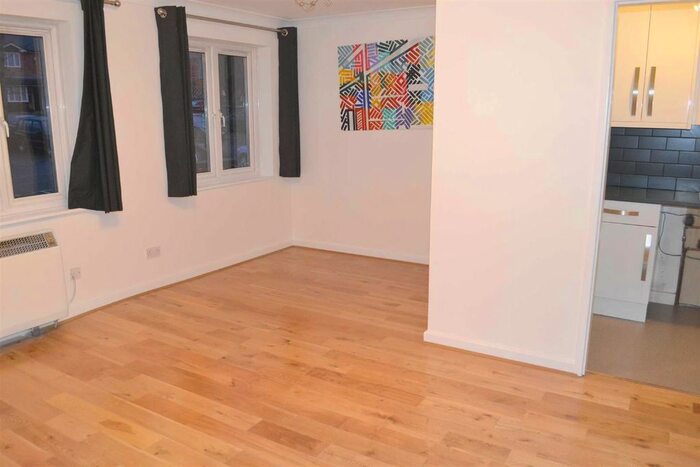 2 Bedroom Flat To Rent In Park Road, Cockfosters, Barnet, EN4