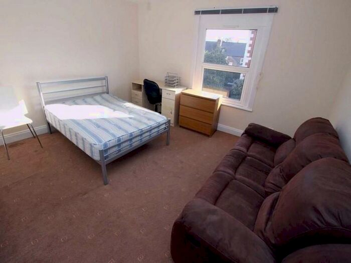 4 Bedroom Semi-Detached House To Rent In Carnarvon Road, Reading, Berkshire, RG1