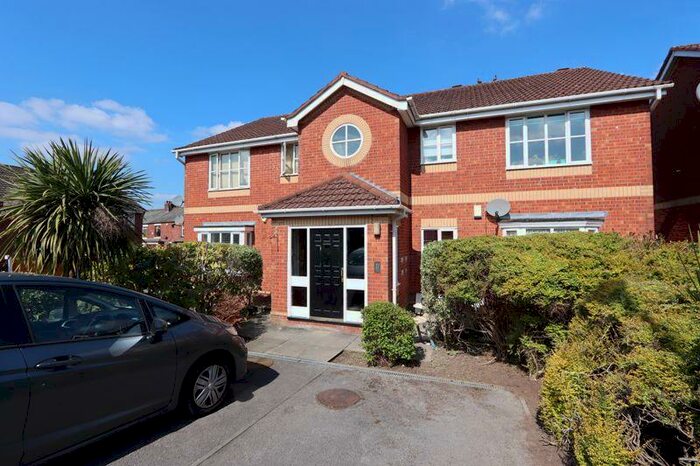 2 Bedroom Flat To Rent In Kings Close, Manchester, M25