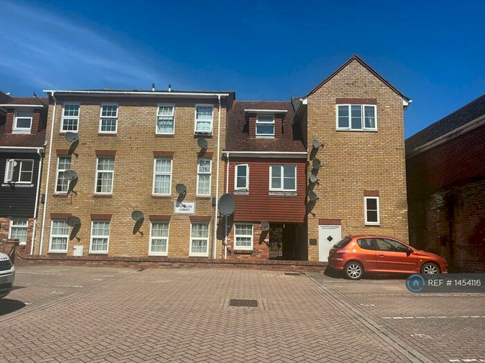 2 Bedroom Flat To Rent In East Street, Sittingbourne, ME10