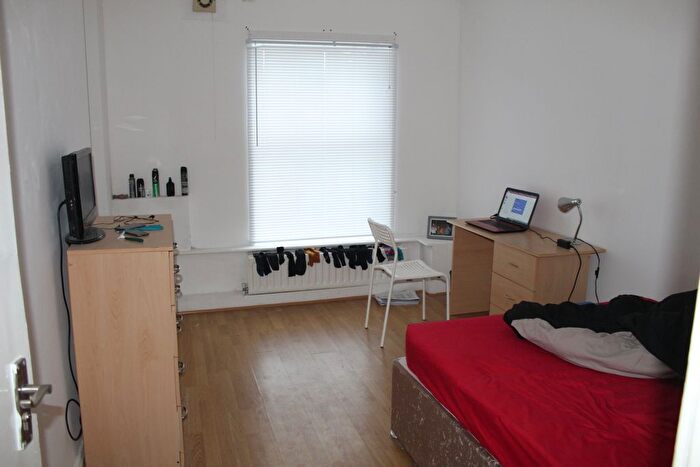 4 Bedroom Semi-Detached House To Rent In Leicester Grove, Leeds, LS7