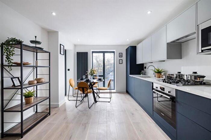 1 Bedroom Apartment For Sale In Clinton Road, Forest Gate, E7