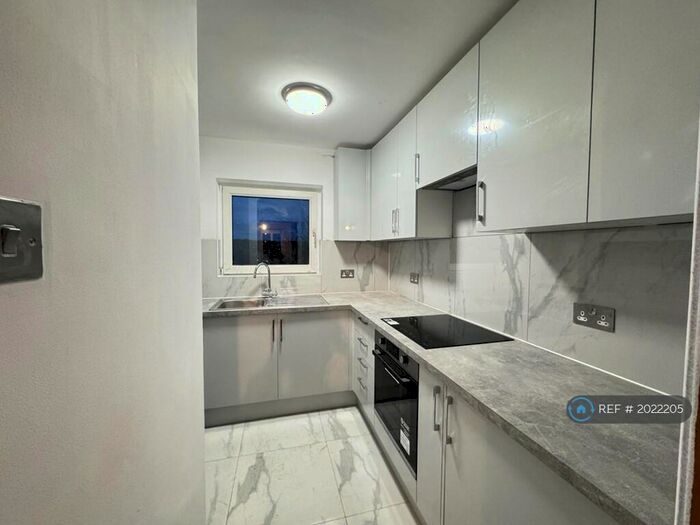 3 Bedroom Semi-Detached House To Rent In Longhill Avenue, Chatham, ME5