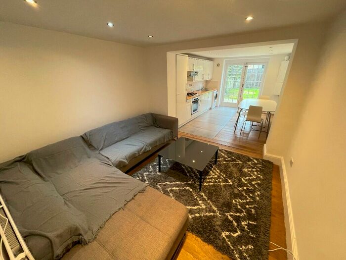 2 Bedroom Flat To Rent In Parkhurst Road, London, N7