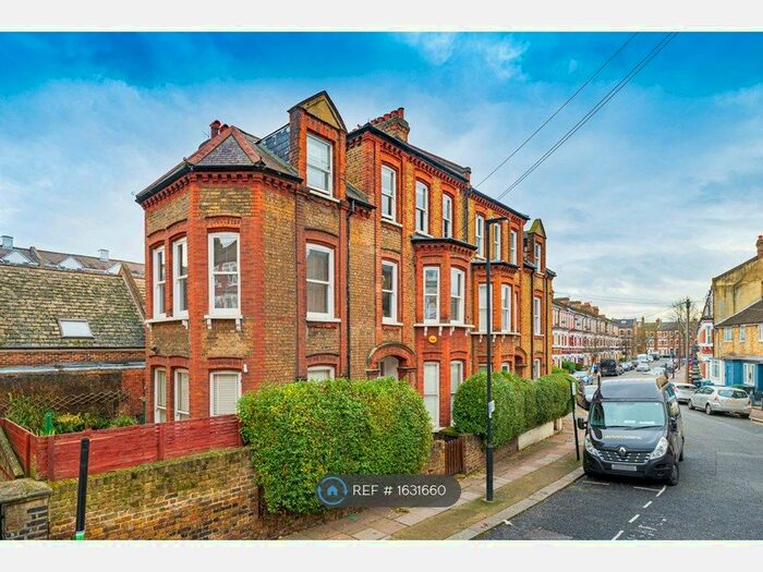 2 Bedroom Flat To Rent In Tremadoc Road, London, SW4