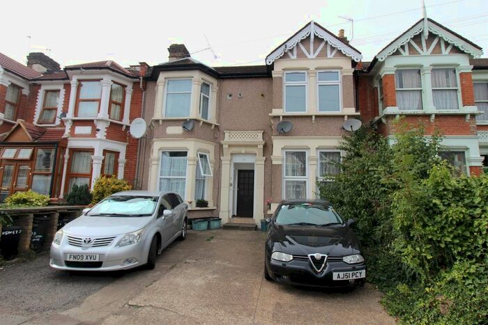 1 Bedroom Flat To Rent In Kensington Gardens, Cranbrook, Ilford, IG1