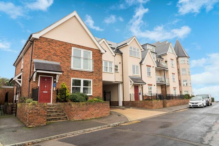 2 Bedroom Flat To Rent In Ridgeway Cliff, Herne Bay, CT6