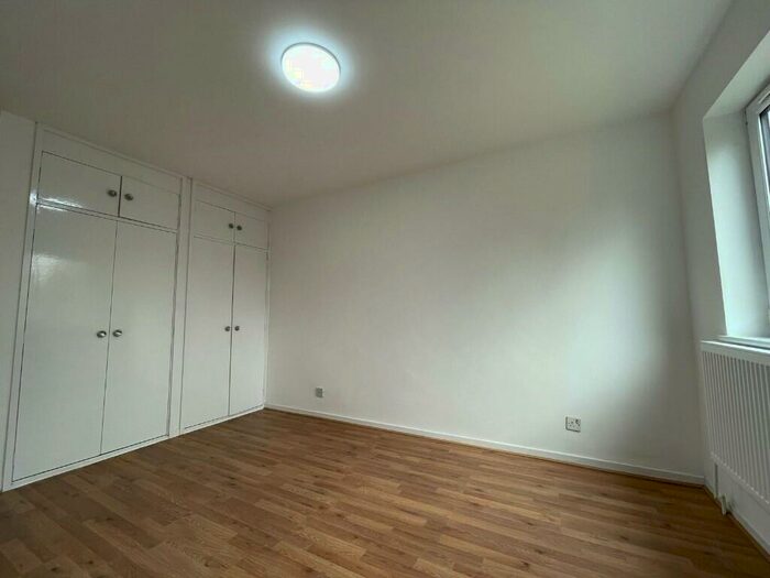 1 Bedroom Flat To Rent In Avenue Elmers, Surbiton, Surrey, KT6