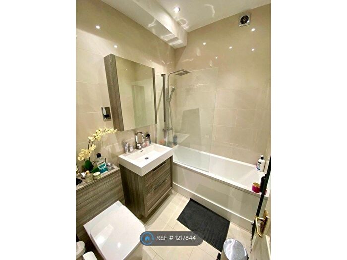 2 Bedroom Flat To Rent In Woodside Park Road, London, N12