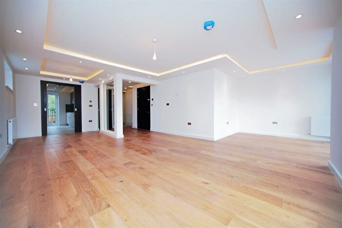 3 Bedroom Flat To Rent In Langton Court, Parson Street, Hendon, NW4