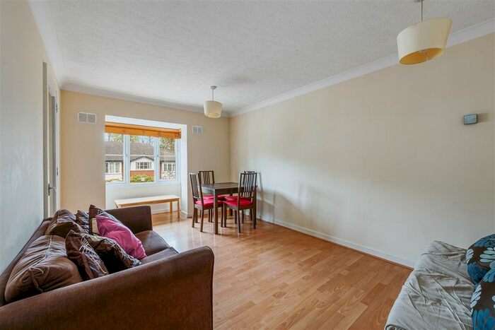 2 Bedroom Flat To Rent In Beechwood Grove, London, W3