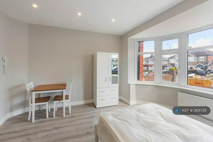 Studio To Rent In Green Lane, London, SE9