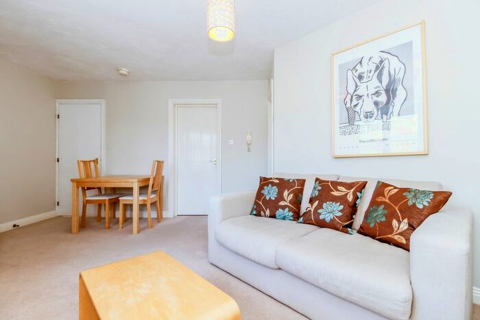 2 Bedroom Flat To Rent In Demesne Furze, Headington, Oxford, OX3