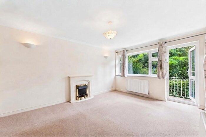 2 Bedroom Maisonette To Rent In Gringer Hill, Maidenhead, Berkshire, SL6