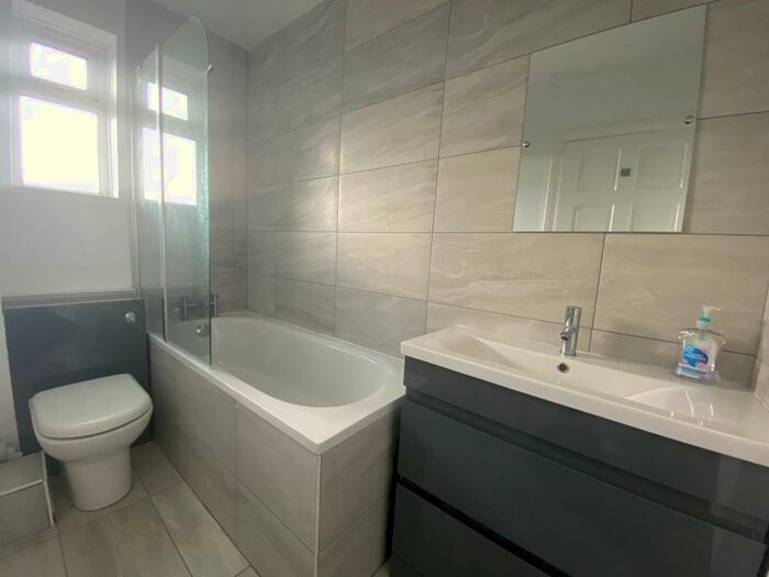 2 Bedroom Flat To Rent In Edinburgh Court, Wingerworth, S42