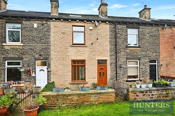 3 Bedroom Terraced House For Sale In South View, Greengates, Bradford, BD10