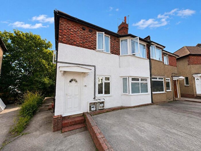 2 Bedroom Maisonette For Sale In Oakleigh Close, Whetstone, London, Greater London, N20