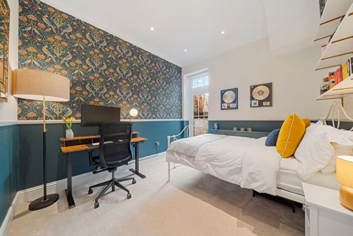 3 Bedroom Flat For Sale In Upper Tollington Park, London, N4