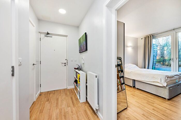 1 Bedroom Flat For Sale In Mountearl Gardens, London, SW16