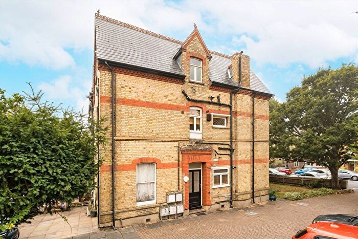 2 Bedroom Flat To Rent In Surbiton Hill Park, Surbiton, KT5