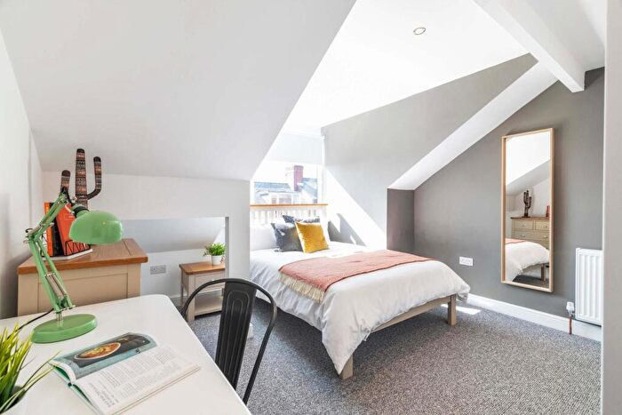 6 Bedroom House To Rent In Hartley Grove, Leeds, LS6