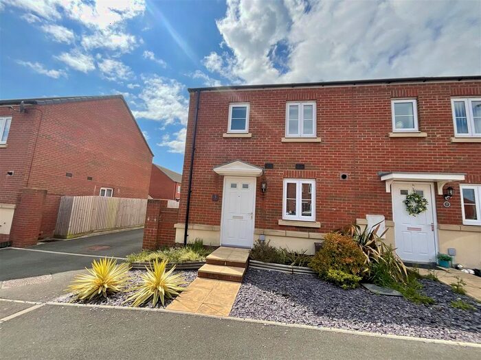 3 Bedroom Semi-Detached House To Rent In Stryd Bennett, Llanelli, SA15