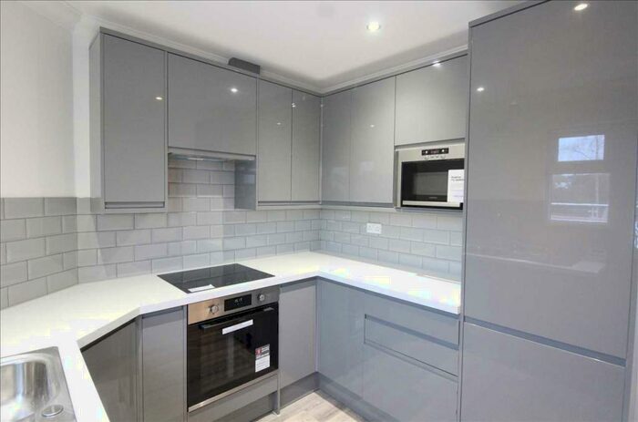 2 Bedroom Apartment To Rent In Marine Estate, Leigh On Sea, SS9