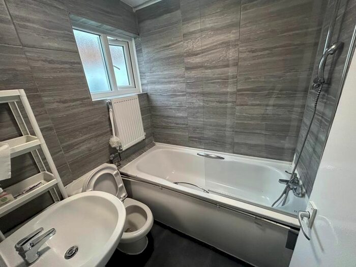 3 Bedroom Flat To Rent In High Street, Wealdstone, Harrow, HA3