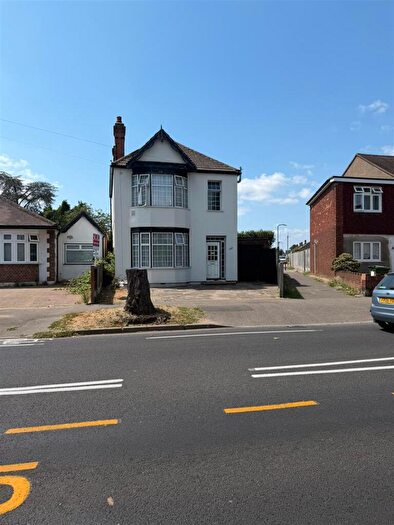 3 Bedroom Detached House For Sale In Mawney Road, Romford, RM7