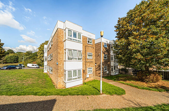 1 Bedroom Apartment For Sale In Grove Road, Bexleyheath, Kent, DA7