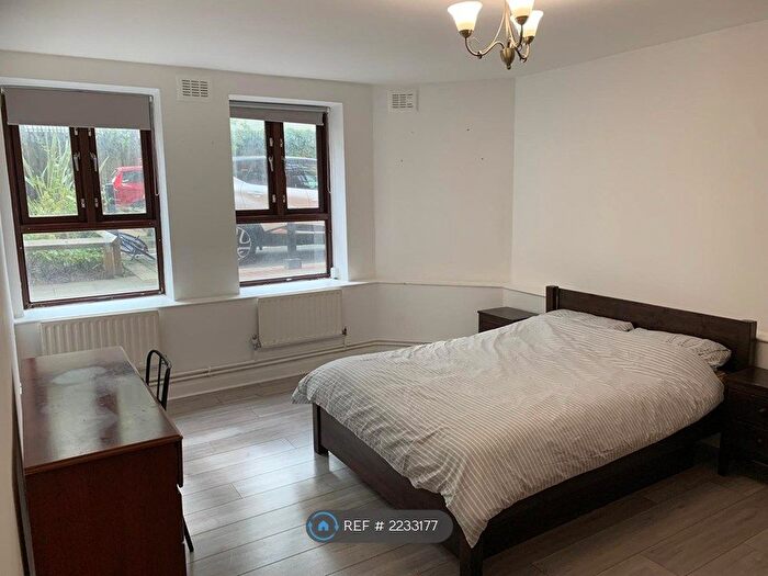 3 Bedroom Flat To Rent In Kintyre Court, London, SW2