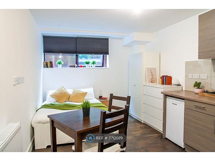 Studio To Rent In Hanover House, London, NW2