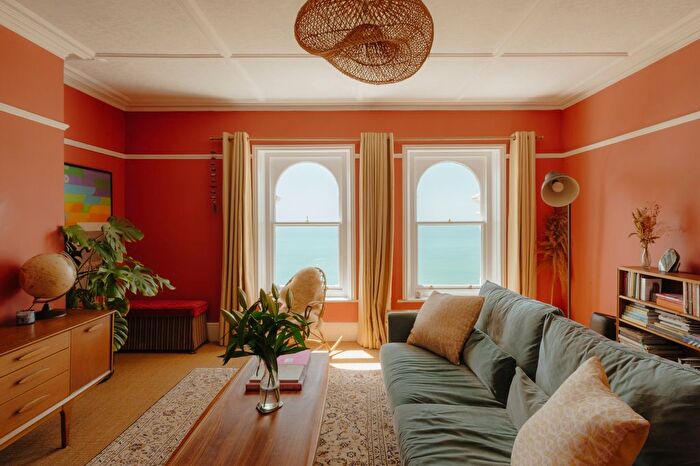 3 Bedroom Flat For Sale In White Rock Gardens, Hastings, TN34