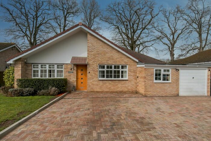4 Bedroom Detached Bungalow To Rent In Darvel Close, Woking, GU21