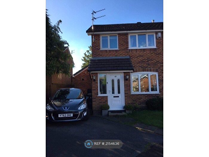 3 Bedroom Semi-Detached House To Rent In Appleton Drive, Glossop, SK13