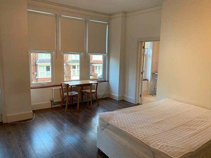 Studio To Rent In Princes Avenue, London, N10