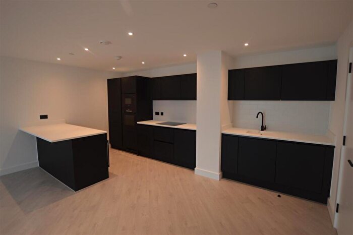 3 Bedroom Flat To Rent In Vista River Gardens Trinity Way, Manchester, M3