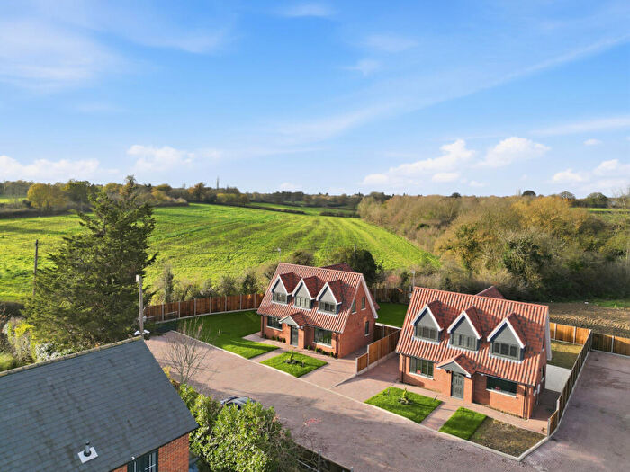 3 Bedroom Detached House For Sale In Barley Mow Lane, St. Albans, AL4