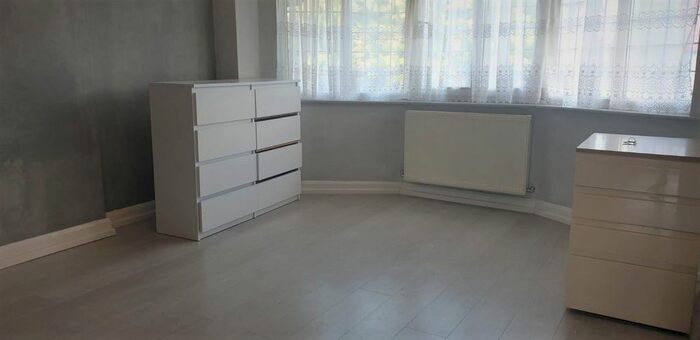 2 Bedroom Flat To Rent In The Highlands, Burnt Oak, Edgware, HA8