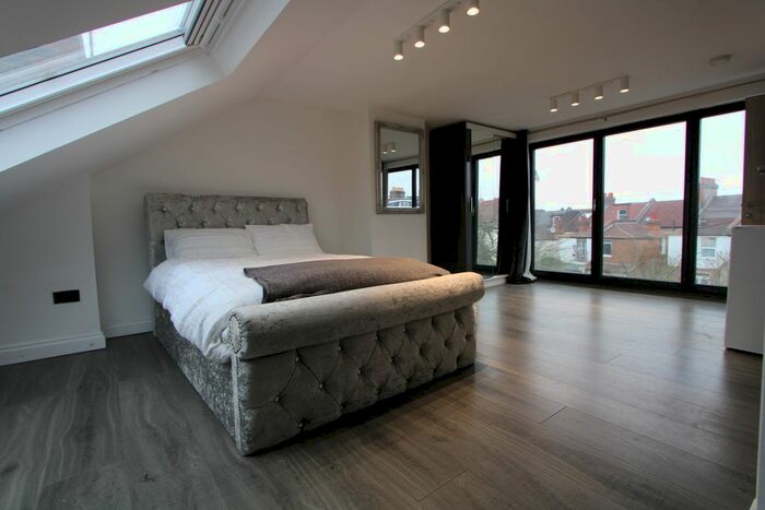 Studio To Rent In Greyhound Lane, Streatham SW16