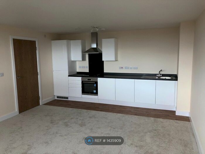 2 Bedroom Flat To Rent In Castle Court, Dudley, DY2